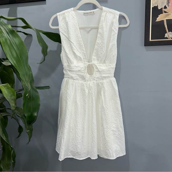 Abercrombie & Fitch
Tie-Front Textured Mini Dress sz XS White - Picture 2 of 5